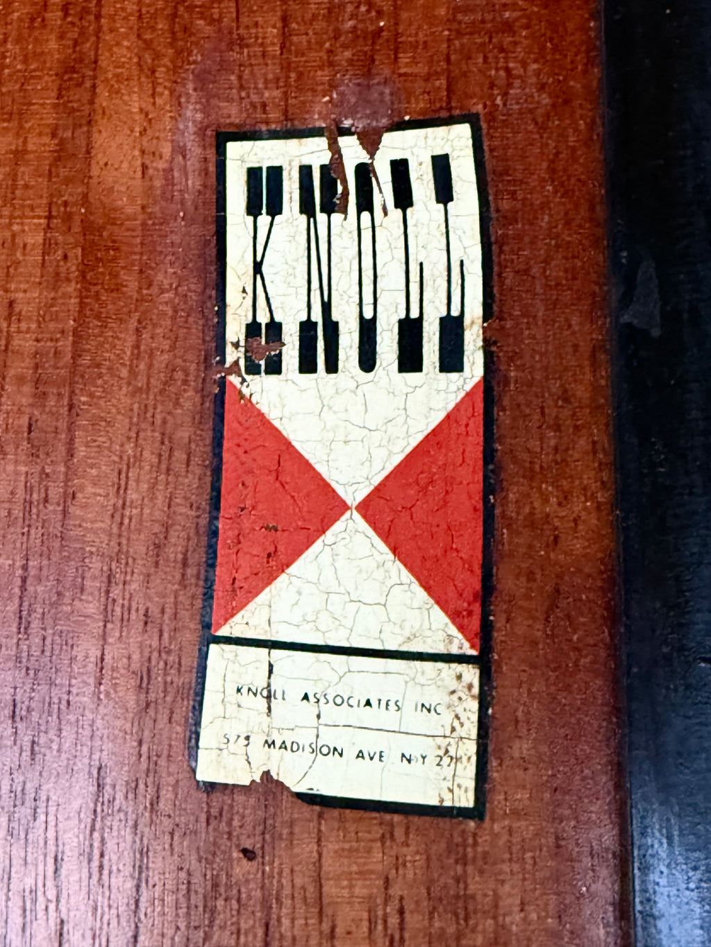 label with 'Knolll' branding on a wooden surface