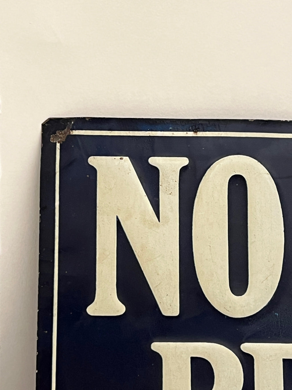 Vintage-style 'No Parking' sign with a plain background