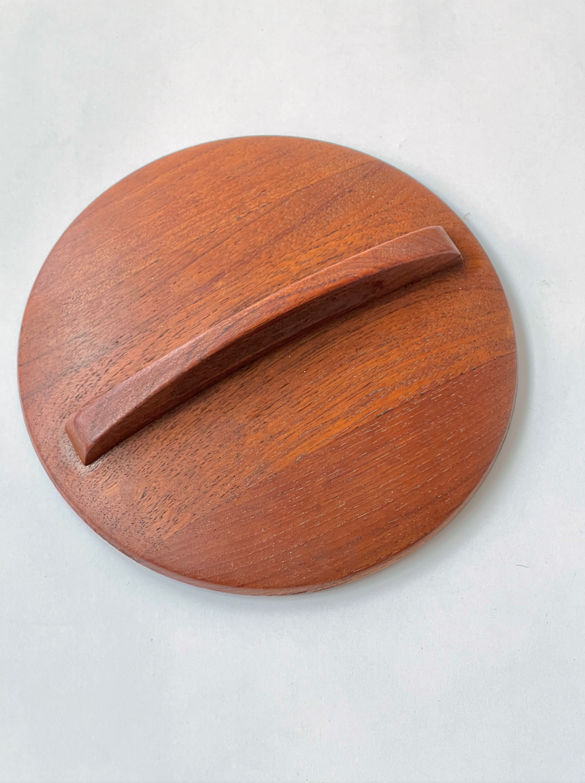 Wooden lid with a handle to an ice bucket